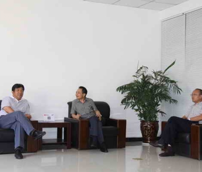 縣委書記徐耀純感謝仙客來(lái)為九江縣發(fā)展作出的貢獻(xiàn)