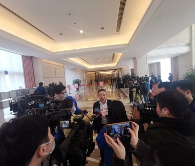 努力推進綠色有機農(nóng)產(chǎn)品、中醫(yī)藥、文化和旅游等產(chǎn)業(yè)重要基地建設(shè) 江西仙客來董事長潘新華參加省十三屆人大五次會議積極建言獻策