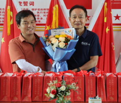 潘新華等愛(ài)心人士走訪慰問(wèn)一線教師